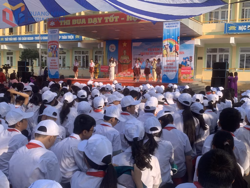 Các tiểu phẩm về ATGT giúp học sinh tiếp thu nhanh hơn kiến thức về Luật Trật tự, ATGT đường bộ. Ảnh chụp tại Trường THCS Mạo Khê, phường Mạo Khê năm học 2024-2025.