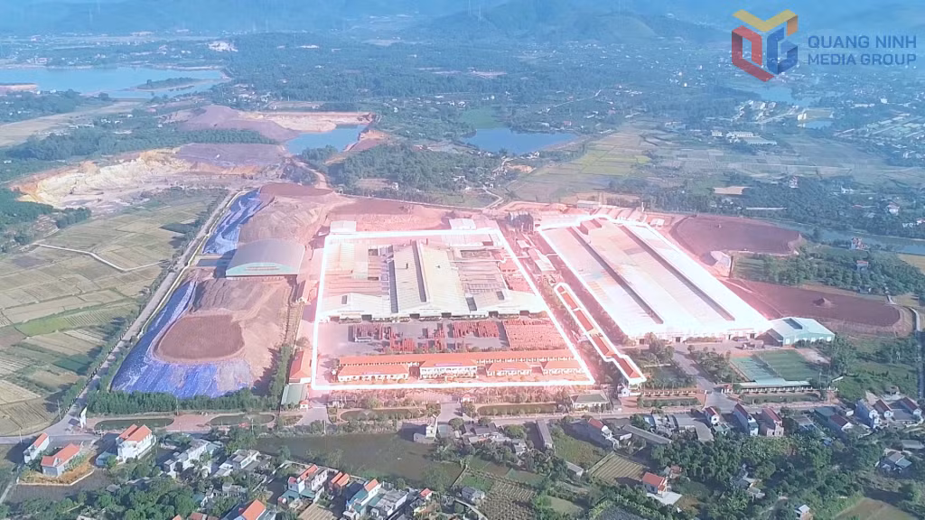 Một nhà máy sản xuất gạch ngói từ nguồn nguyên liệu đất sét.