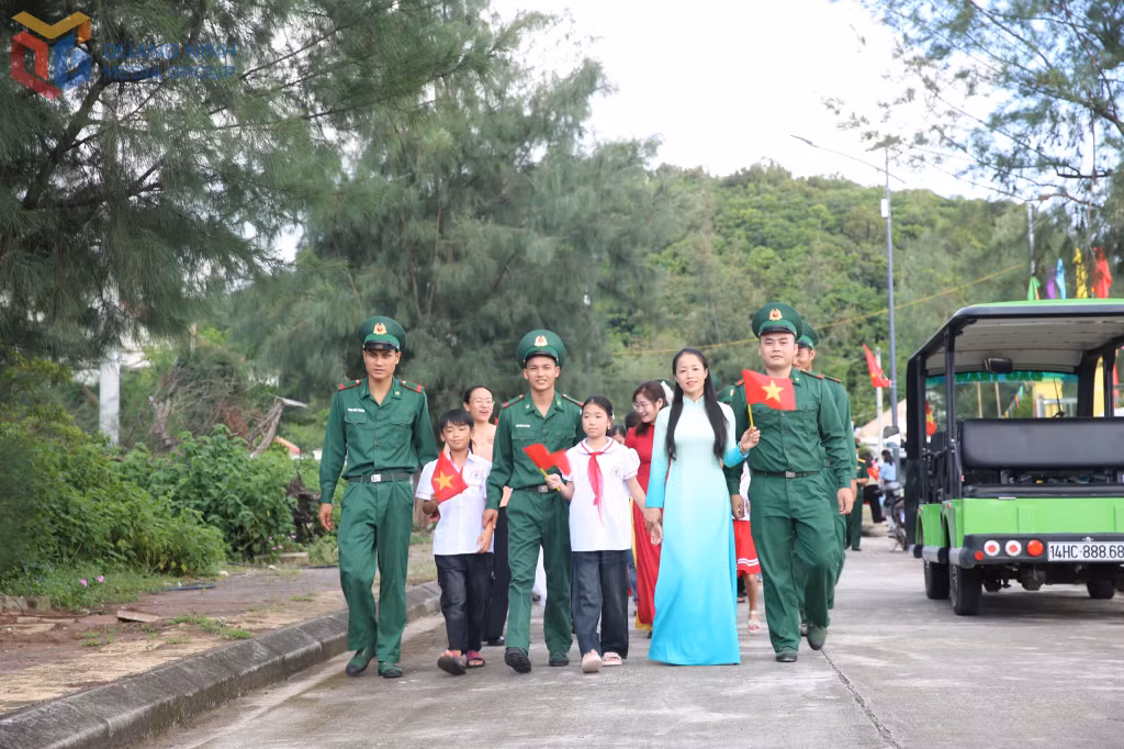 Ngay từ sáng sớm, hòa chung không khí khai giảng trên cả nước, cô và trò cùng lực lượng vũ trang, người dân đảo Trần đã chuẩn bị cờ hoa đưa các học sinh đến dự lễ khai giảng tại điểm Trường Liên cấp Đảo Trần.