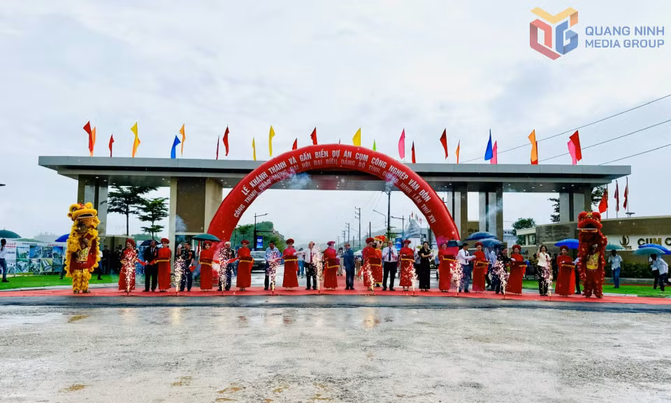 Các đại biểu thực hiện nghi thức cắt băng khánh thành dự án CCN Vân Đồn.