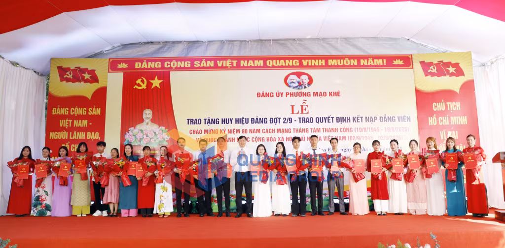 Lãnh đạo phường Mạo Khê trao quyết định kết nạp Đảng cho các đảng viên (8-2025). Ảnh: Trúc Linh
