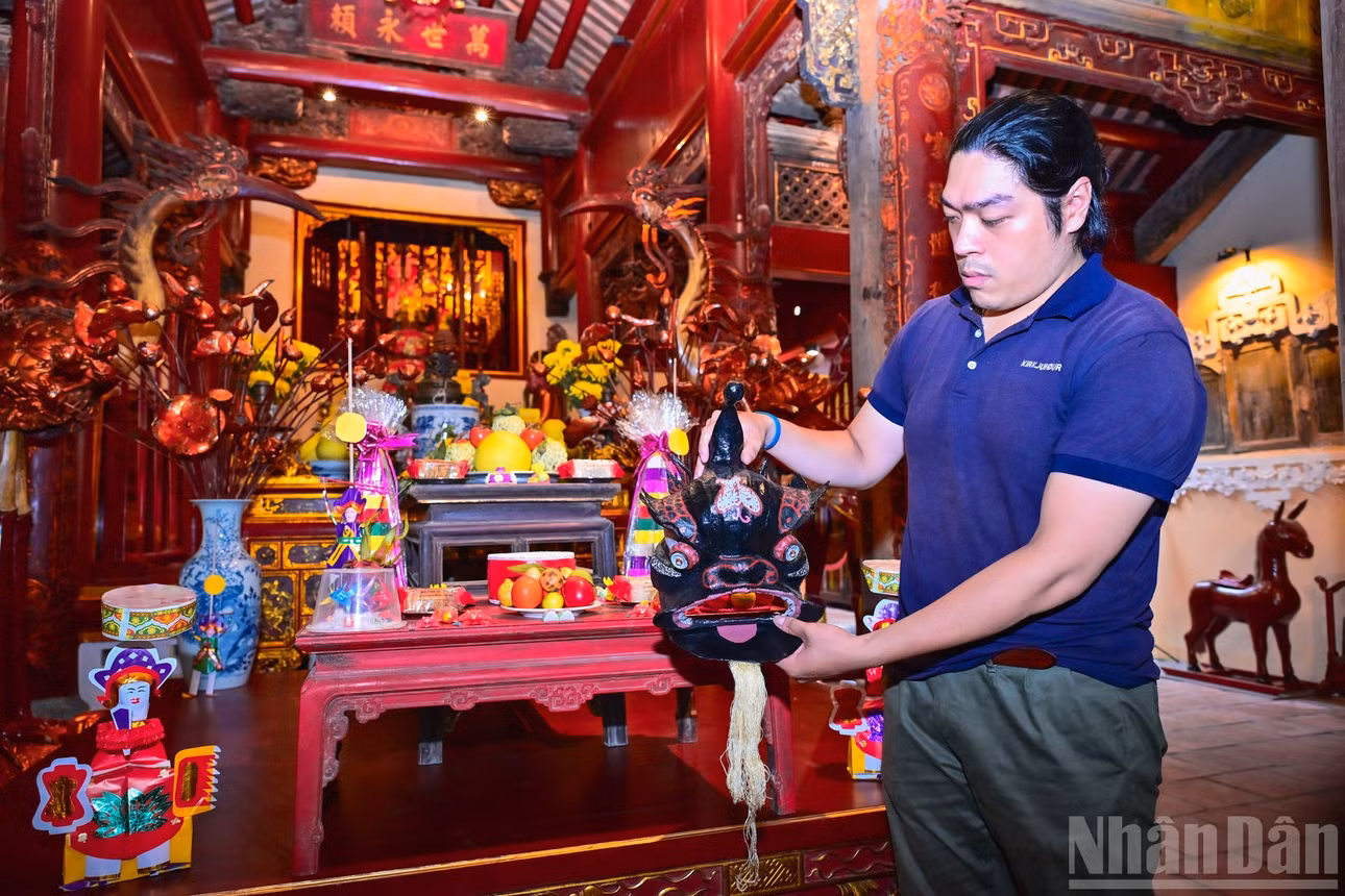 Nhà nghiên cứu mỹ thuật Kevin Vương dựa trên tư liệu từ Bảo tàng Pháp và Viện Viễn Đông Bác Cổ Việt Nam đã phục dựng lại đầu sư tử Bắc Bộ một cách sống động và chân thực bằng mây tre, giấy dó, sơn ta.
