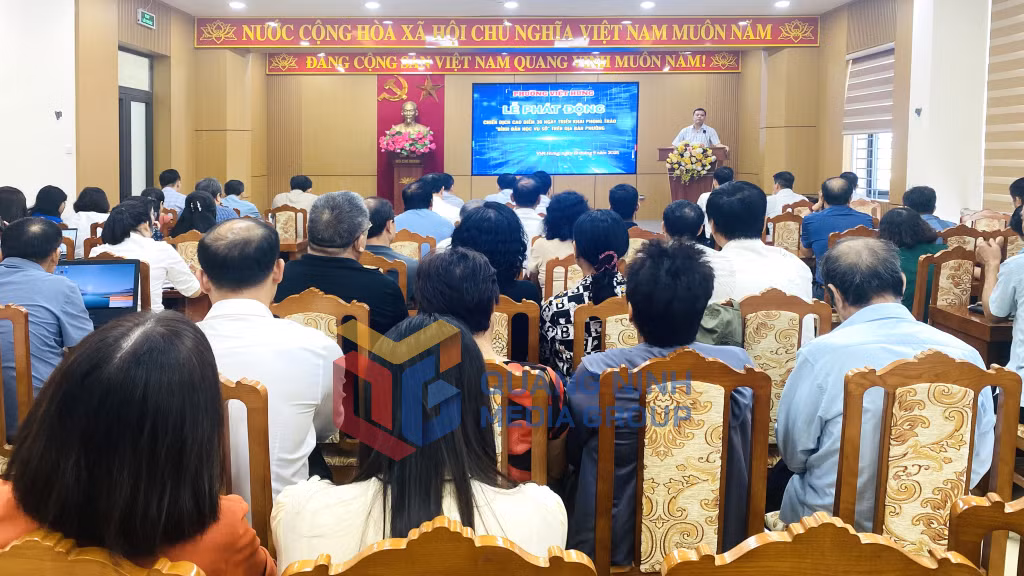 Lớp tập huấn Bình dân học vụ số tại khu phố 3 (phường Bãi Cháy) (9-2025). Ảnh: Ngọc Trâm