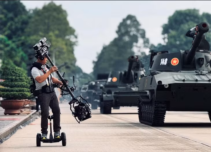 Nhà quay phim Lê Bảo Hân dùng hệ thống Steadicam tại Lễ diễu binh, diễu hành kỷ niệm Quốc khánh 2-9 - Ảnh: FBNV