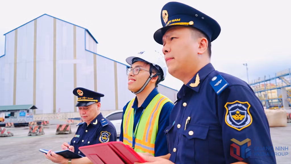 Công chức Hải quan cửa khẩu cảng Hòn Gai giám sát hoạt động xếp dỡ hàng hóa XNK tại cảng Cái Lân.