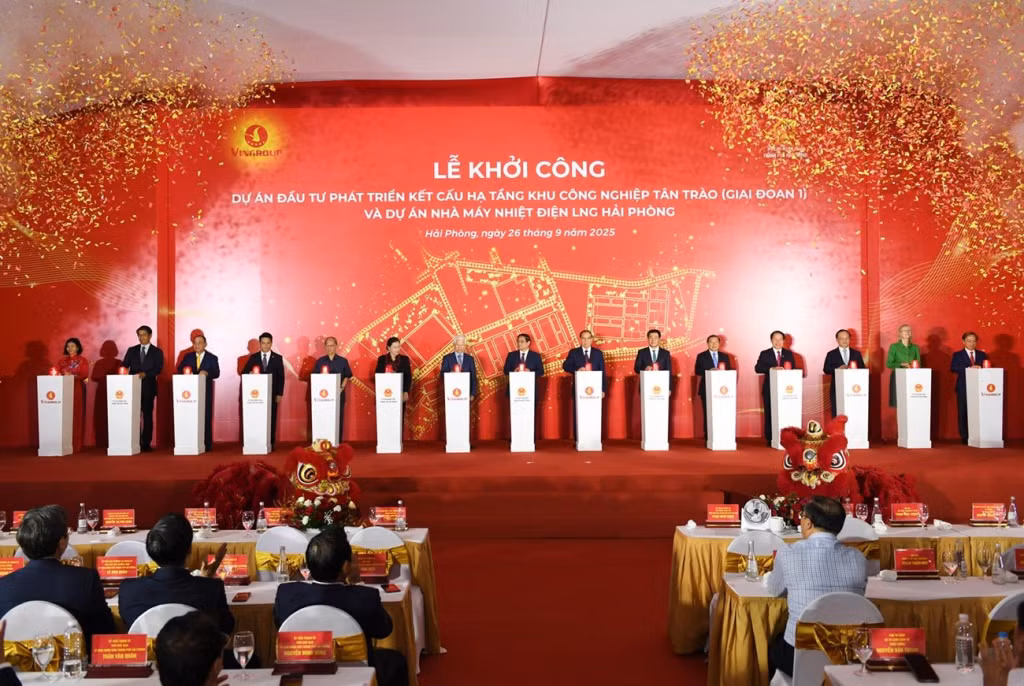 Thủ tướng Chính phủ Phạm Minh Chính cùng các đại biểu bấm nút khởi công dự án Khu Công nghiệp Tân Trào và Nhà máy Nhiệt điện LNG Hải Phòng.