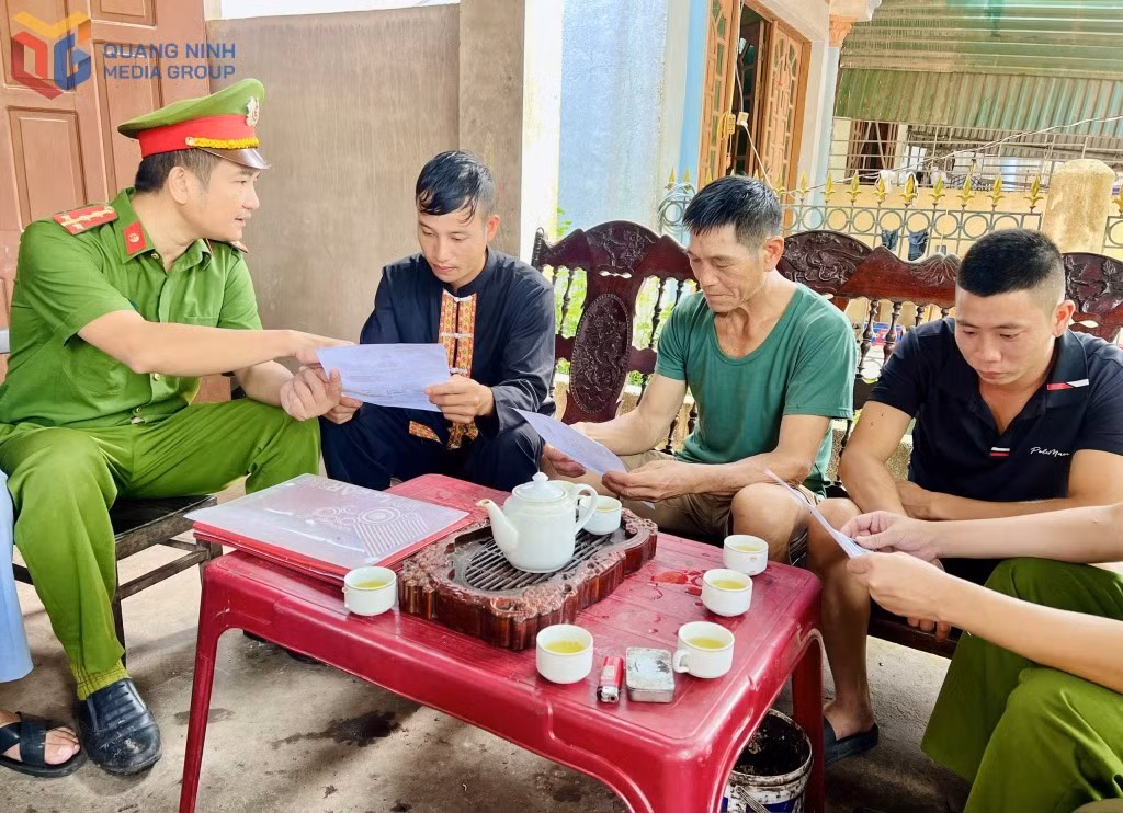 Anh Chíu A Tài (thứ 2 từ trái qua) được tuyên truyền pháp luật về phòng chống lừa đảo qua mạng.