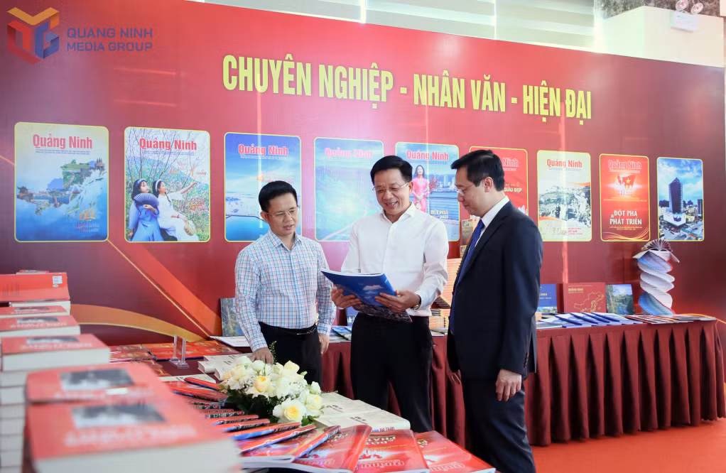 Các đại biểu tham quan không gian trưng bày.