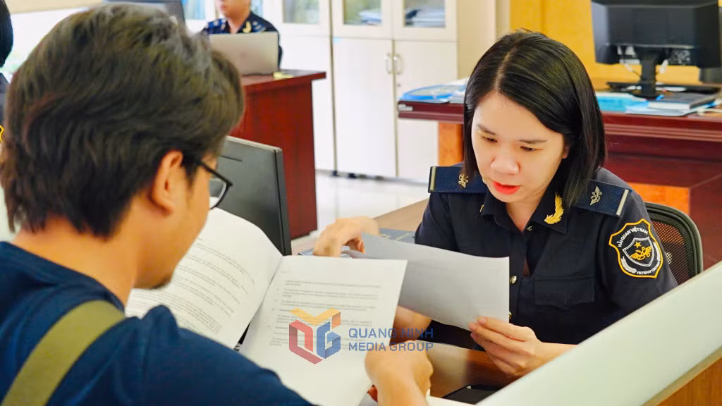 Công chức Hải quan cửa khẩu cảng Hòn Gai hướng dẫn doanh nghiệp thực hiện các thủ tục thông quan hàng hóa.