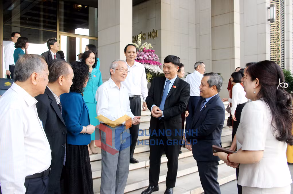 Các đại biểu trao đổi bên lề buổi gặp mặt (9-2025). Ảnh: Mạnh Trường