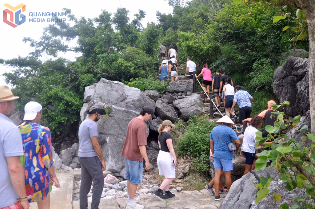 Tuyến đường dẫn lên hang Cỏ hiện còn khá nhỏ, thô sơ, dự kiến sẽ được đầu tư cải tạo trong thời gian tới.