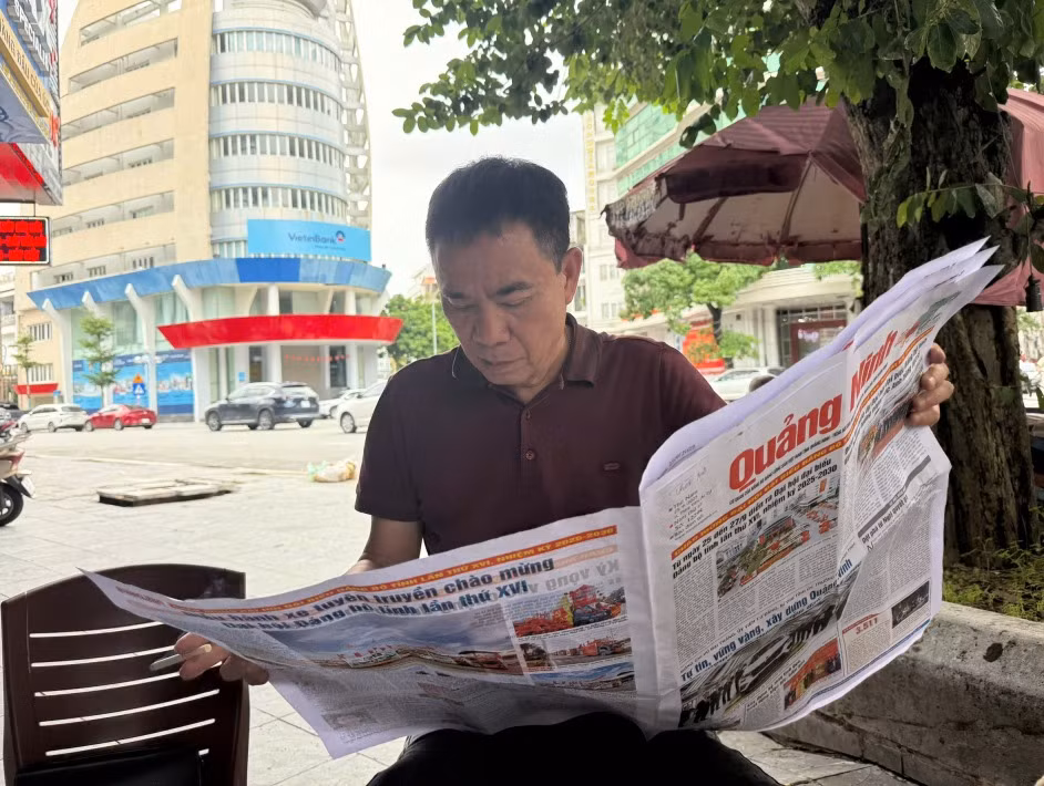 Người dân tìm hiểu thông tin về đại hội tại quán cafe trên địa bàn phường Hồng Gai.