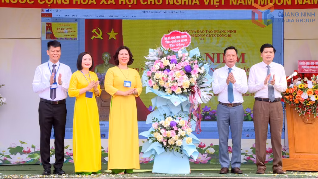 Đồng chí Lê Văn Ánh, Phó Chủ tịch UBND tỉnh tặng hoa, gửi lời chúc mừng tới Trung tâm GDNN - GDTX Uông Bí nhân dịp khai giảng.