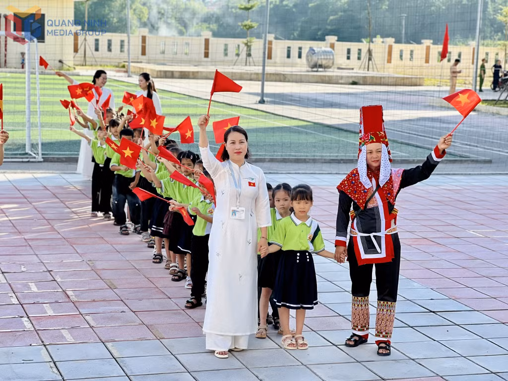 Học sinh lớp 1 háo hức đón chào năm học mới.