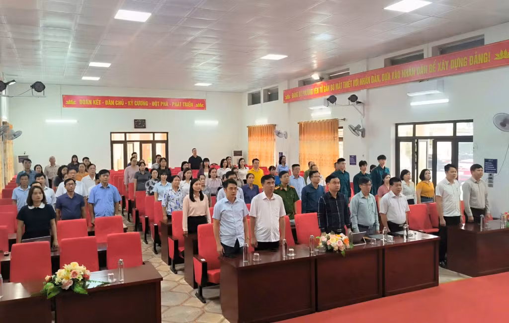 Cán bộ, nhân dân phường Yên Tử có mặt từ sớm cùng làm lễ chào cờ
