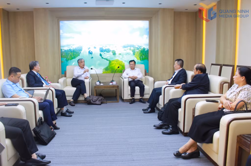 Quang cảnh buổi làm việc