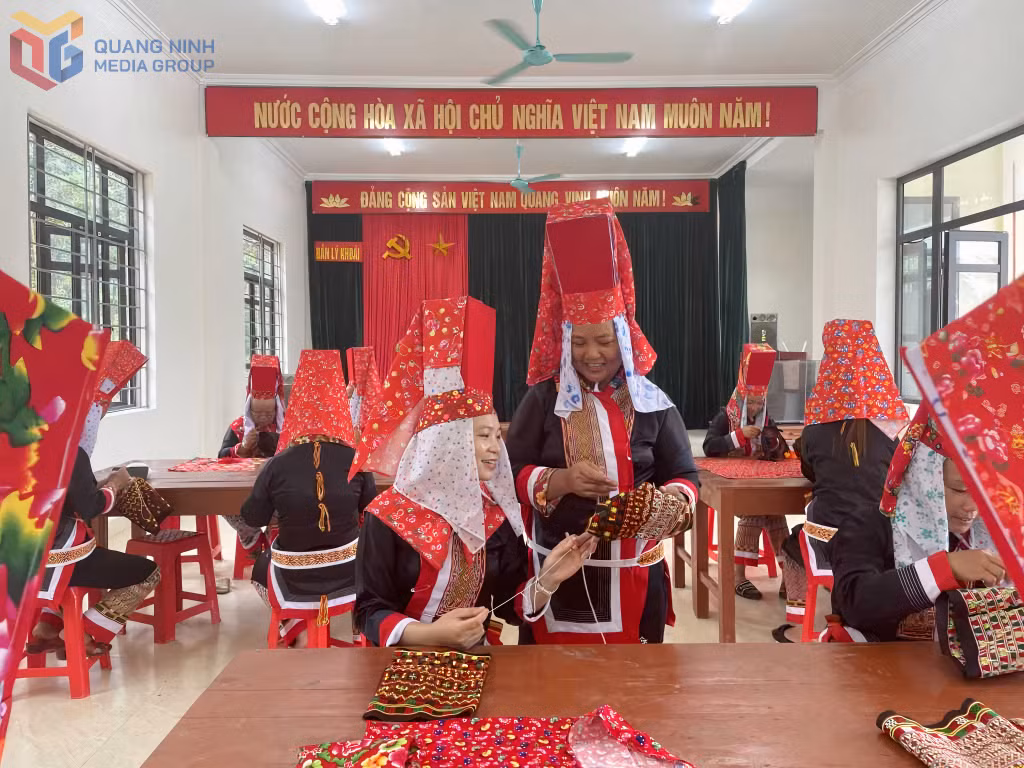 Bà con DTTS xã Quảng Tân hướng dẫn nhau thêu trang phục truyền thống của dân tộc mình.