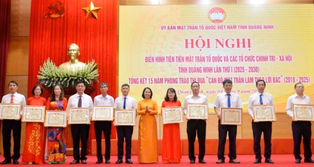 Đồng chí Trịnh Thị Minh Thanh, Phó Bí thư Thường trực Tỉnh ủy, Chủ tịch HĐND tỉnh, tặng Bằng khen của Ủy ban MTTQ tỉnh cho tập thể có thành tích xuất sắc trong phong trào “Cán bộ Mặt trận làm theo lời Bác”. Ảnh: Mạnh Trường