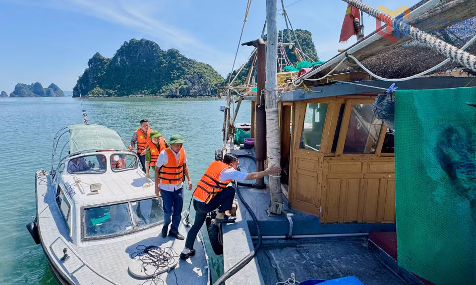 Lực lượng chức năng kiểm tra các phương tiện neo đậu tại khu tránh trú bão cảng Cái Rồng (đặc khu Vân Đồn).
