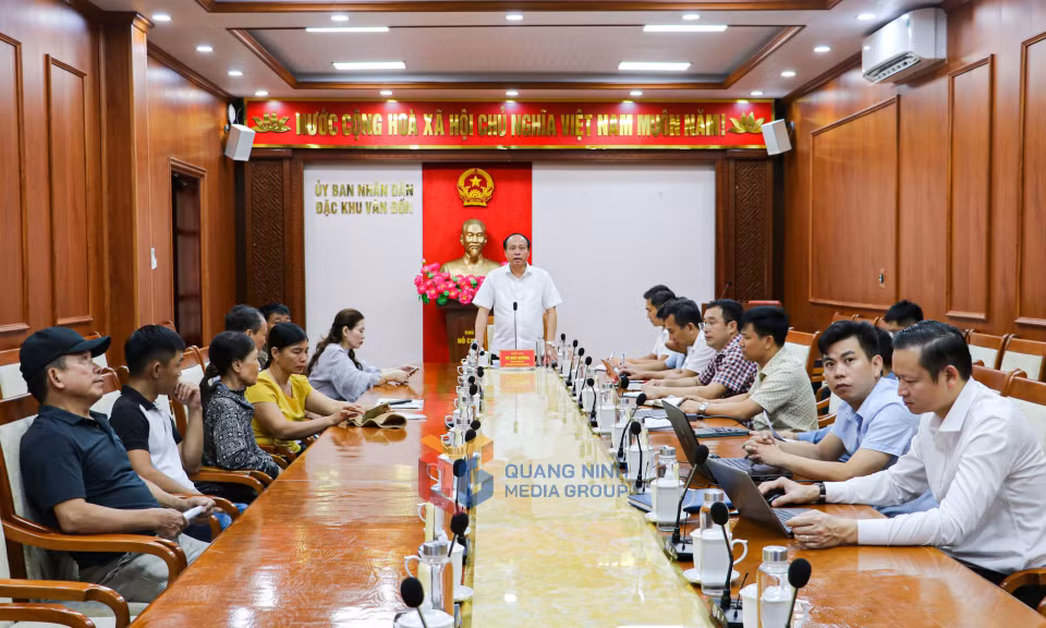Đồng chí Vũ Đức Hưởng, Chủ tịch UBND đặc khu Vân Đồn, chủ trì họp giải quyết GPMB các dự án. 