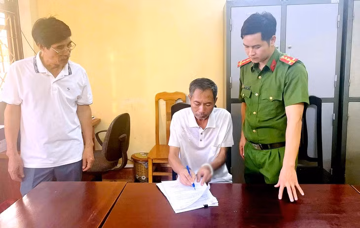 Lê Văn Uyển tại cơ quan công an - Ảnh: THANH TUẤN