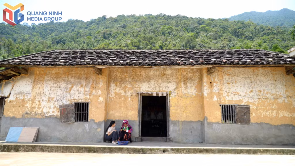 Nghệ nhân Chìu Thị Lan bên ngôi nhà truyền thống.