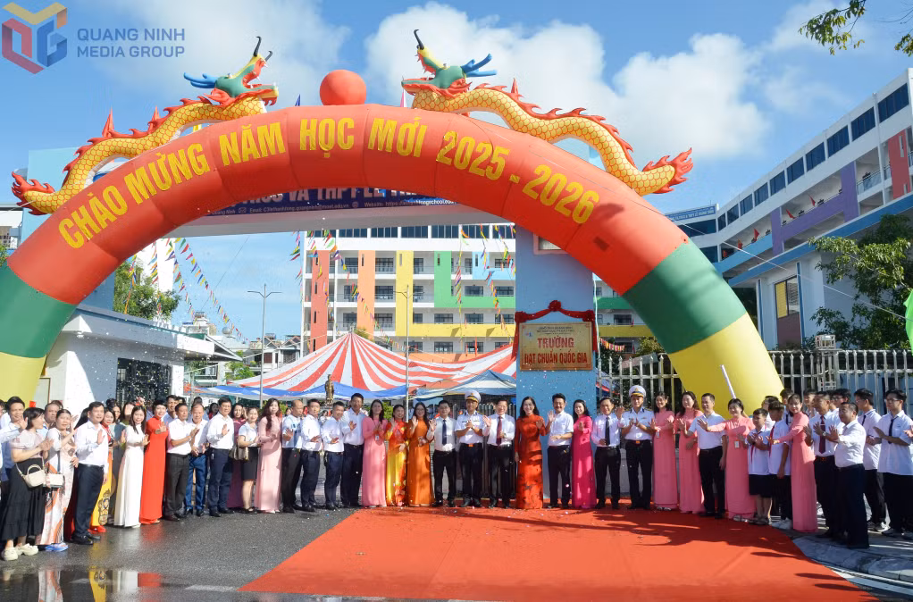 Các đại biểu cắt băng