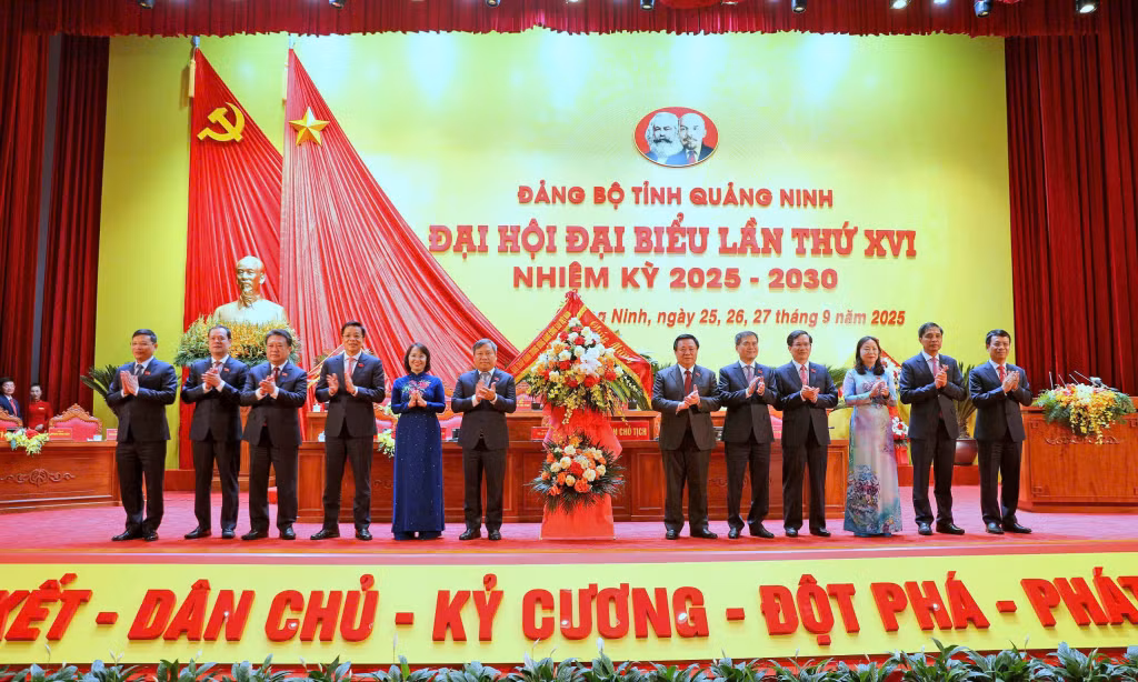 GS.TS Nguyễn Xuân Thắng, Ủy viên Bộ Chính trị, Bí thư Đảng ủy, Giám đốc Học viện Chính trị quốc gia Hồ Chí Minh, Chủ tịch Hội đồng Lý luận Trung ương, tặng hoa chúc mừng Đại hội.