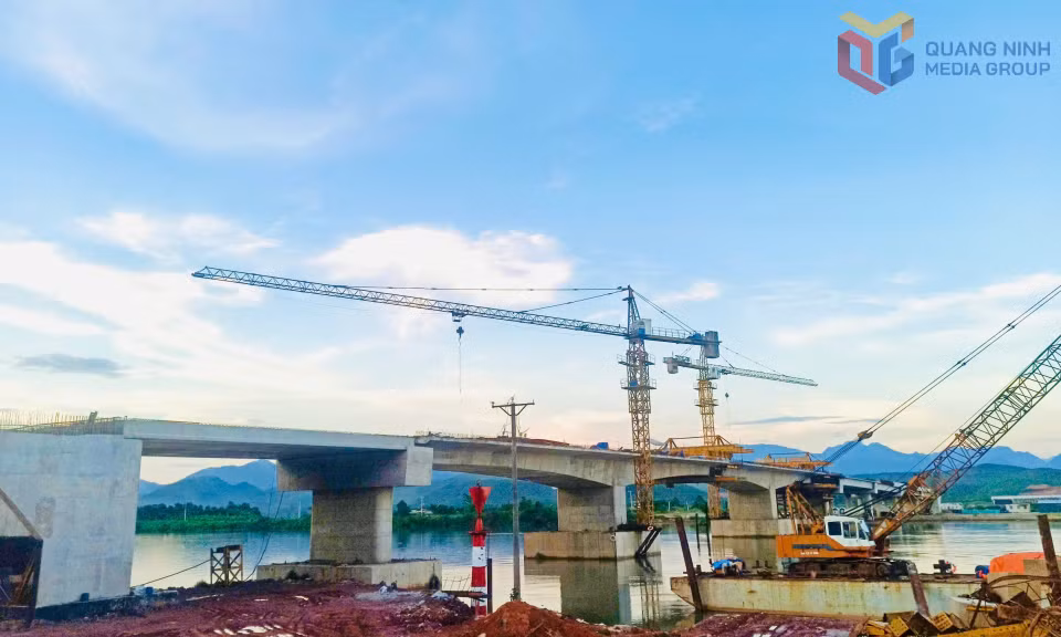 Cây cầu bắc qua sông Tiên Yên thuộc dự án tuyến đường kết nối QL4B đến QL18 đang được gấp rút hoàn thành. Ảnh: Mạnh Trường