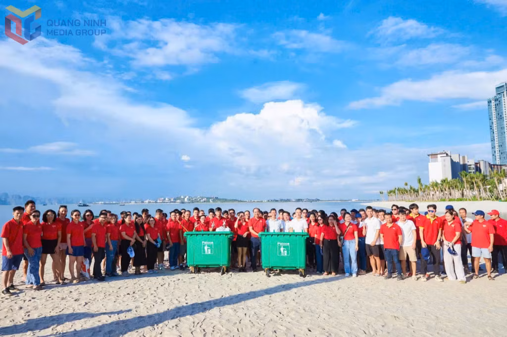 Ra quân thực hiện chương trình “Sải cánh xanh – Biển sạch Hạ Long 2025”.