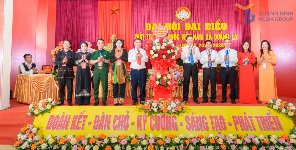 Đồng chí Tô Xuân Thao, Ủy viên BCH Đảng bộ tỉnh, Phó Chủ tịch Ủy ban MTTQ, Chủ tịch Liên đoàn Lao động tỉnh tặng hoa chúc mừng Đại hội.