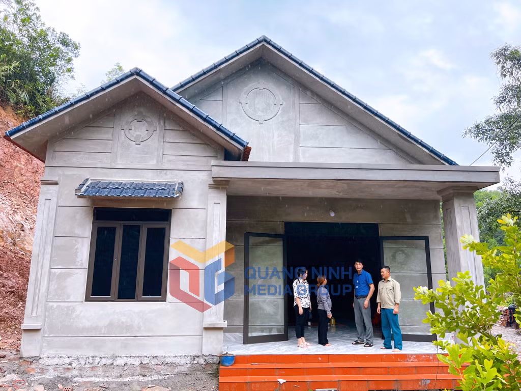 Cán bộ xã Tiên Lãng thăm vợ, chồng anh Trương Văn Minh (thôn Thủy Cơ) trong ngôi nhà mới vừa hoàn thành (7-2023). Ảnh: Lan Anh