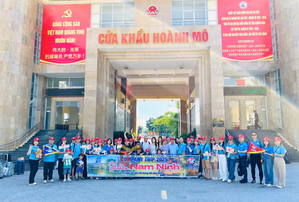 Đoàn khách đầu tiên du lịch qua cặp cửa khẩu Hoành Mô-Động Trungchụp hình lưu niệm tại Cửa khẩu Hoành Mô, tháng 8/2025. Ảnh: Hoàng Quỳnh