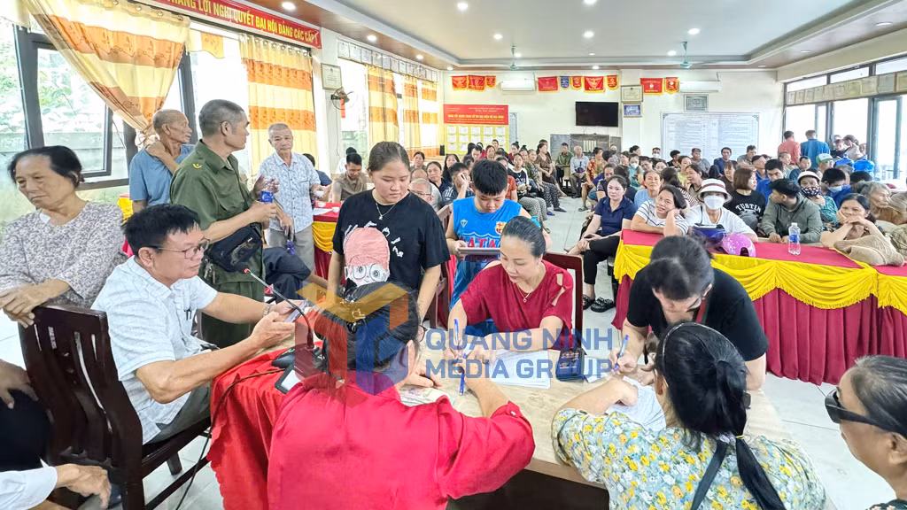 Công dân đặc khu Vân Đồn nhận quà dịp 2-9. Ảnh: Nguyễn Thanh