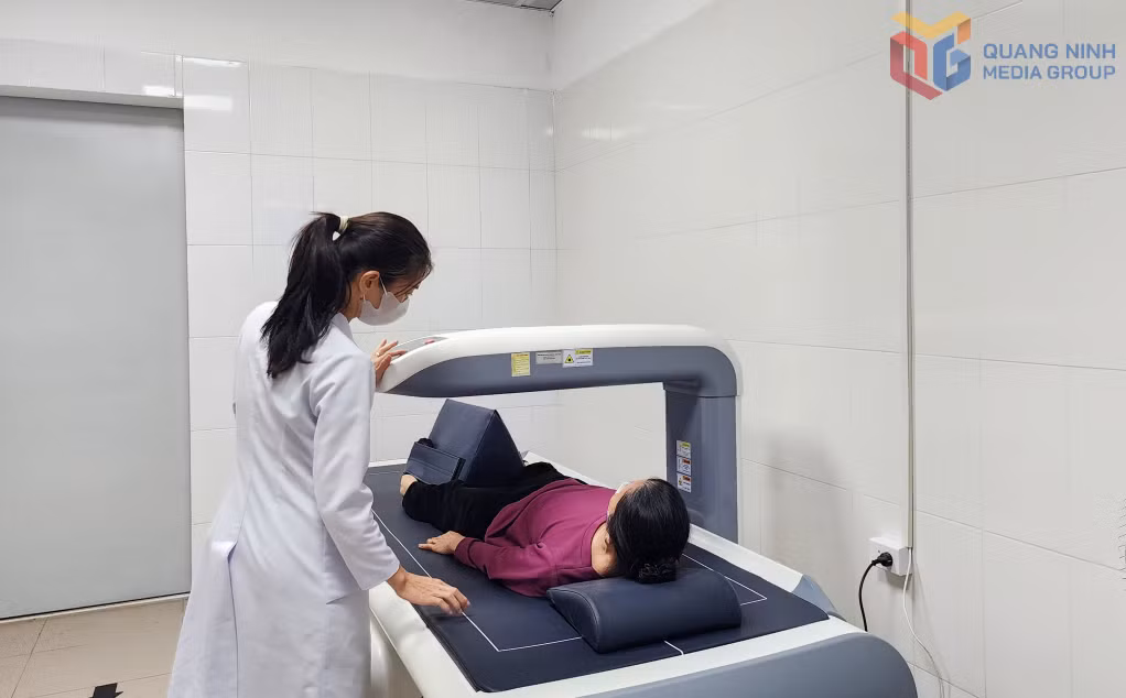 Đo mật độ xương bằng phương pháp hiện đại cho người cao tuổi khám bệnh tại Trung tâm y tế Đầm Hà.