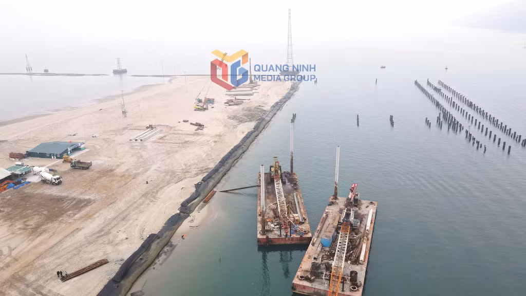 Cảng tổng hợp Vạn Ninh đang được thi công.