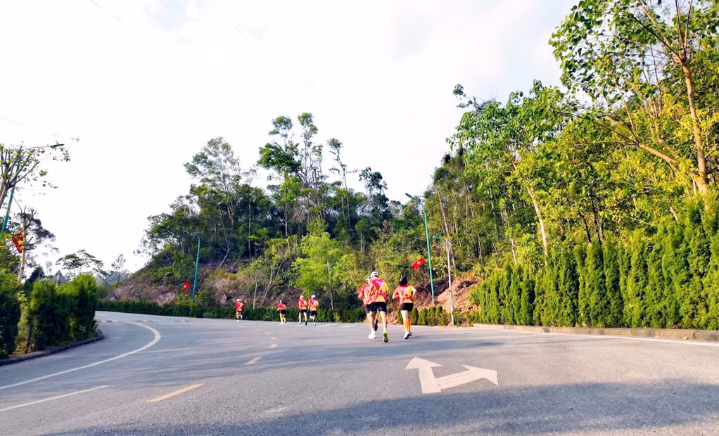 Các VĐV trải nghiệm, làm quen cung đường giải Ultra Trail.