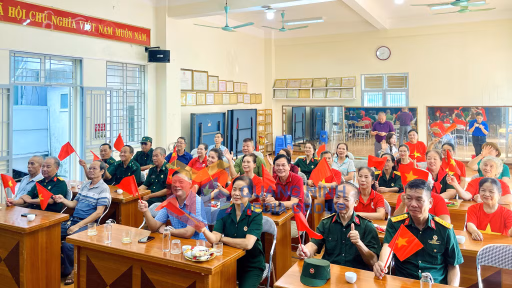 2025-09_Nhân dân khu phố 6A, phường Hạ Long, xem trực tiếp Lễ diễu binh, diễu hành Kỷ niệm 80 năm Quốc khánh 2-9. Ảnh: PV