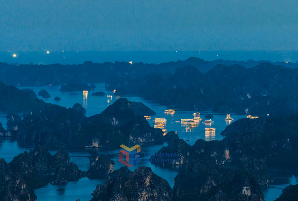 Khi đêm xuống, ánh đèn từ các tàu nghỉ đêm phản chiếu trên mặt nước, tạo nên khung cảnh như tranh thủy mặc đầy thi vị.