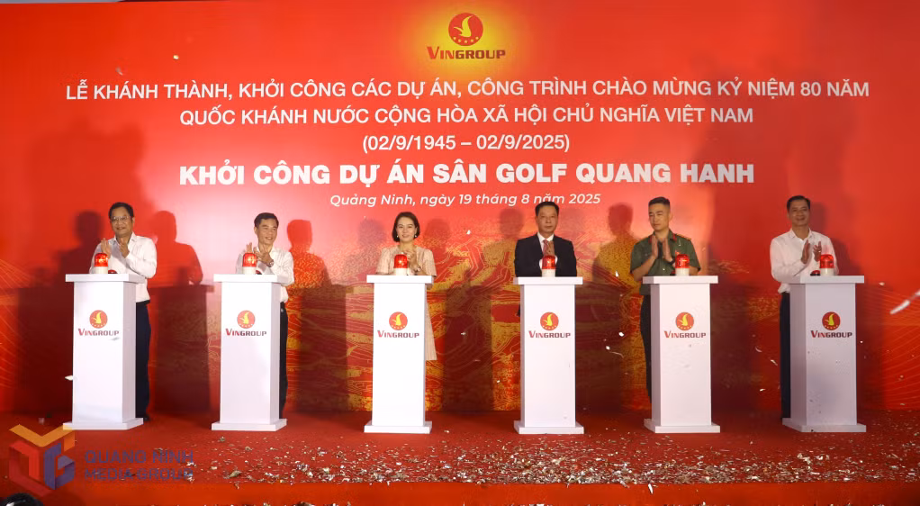 Các đại biểu bấm nút khởi công dự án sân golf Quang Hanh.