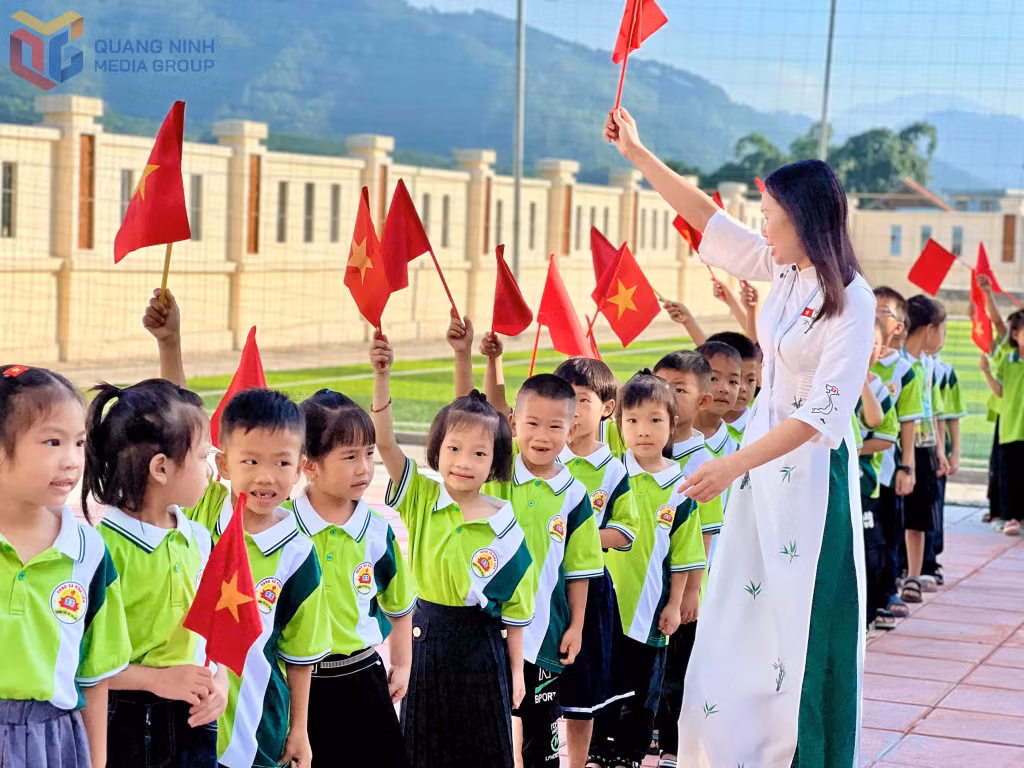 Cô giáo ân cần hướng dẫn, dìu dắt các bạn học sinh lớp 1 trong ngày đầu tiên đi học tại Trường Tiểu học Tình Húc, xã Bình Liêu. Ảnh: Hằng Ngần.