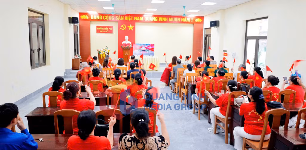 nhân dân phường Trần Phú, Móng Cái cũng rộn ràng không khí hướng về sự kiện trọng đại kỷ niệm 50 năm Ngày non sông liền một dải (4-2025). Ảnh: PV
