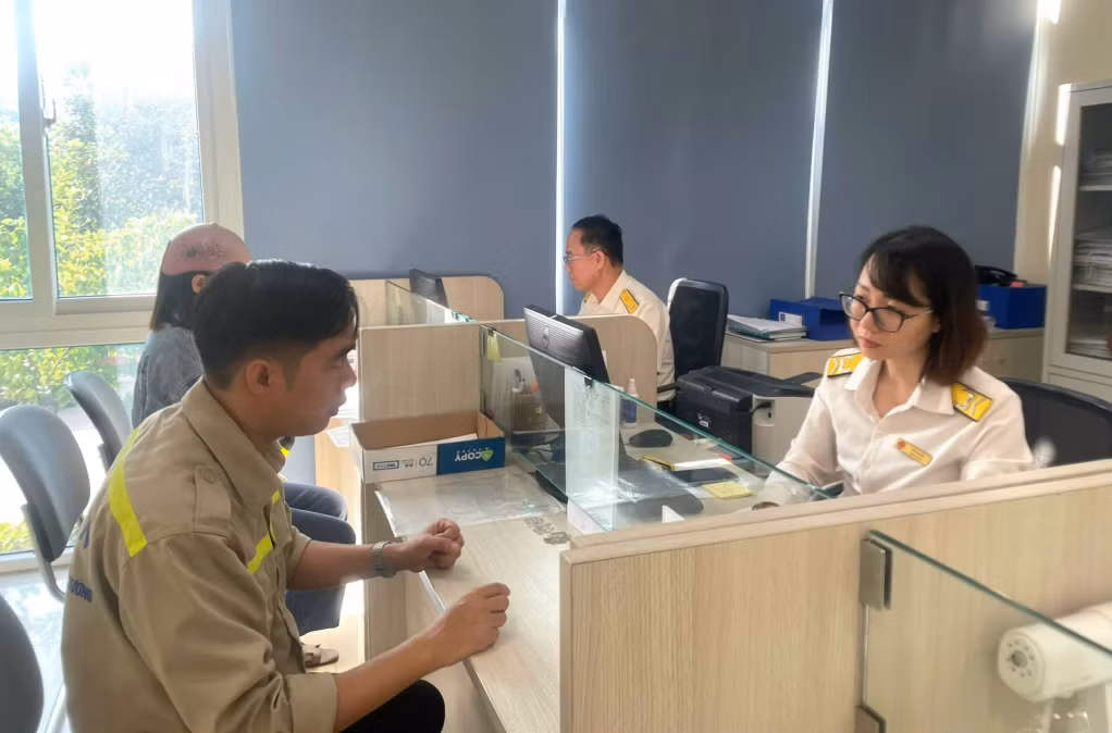 Cán bộ Thuế cơ sở 3 hướng dẫn cho người dân ứng dụng hóa đơn điện tử.