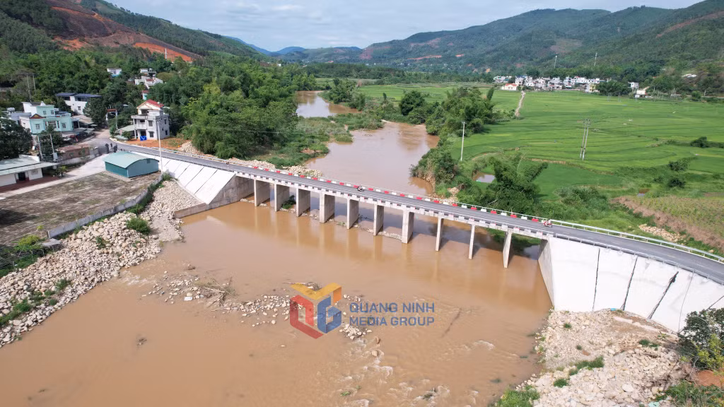 Cống hộp Pắc Pò (Bình Liêu) góp phần hoàn thiện hạ tầng miền núi, thay thế ngầm tràn nguy hiểm mùa mưa. Ảnh: Lê Nam