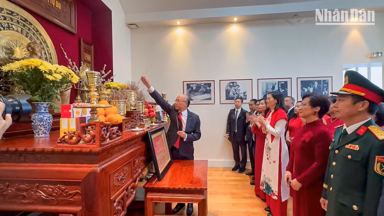 Dâng hương tưởng niệm Chủ tịch Hồ Chí Minh ở Trụ sở Đại sứ quán Việt Nam tại Pháp. (Ảnh: KHẢI HOÀN)