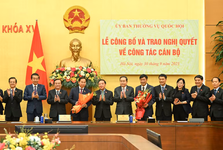 Chủ tịch Quốc hội Trần Thanh Mẫn và các Phó Chủ tịch Quốc hội trao Nghị quyết và tặng hoa chúc mừng đồng chí Nguyễn Hữu Đông và Lê Quang Mạnh.