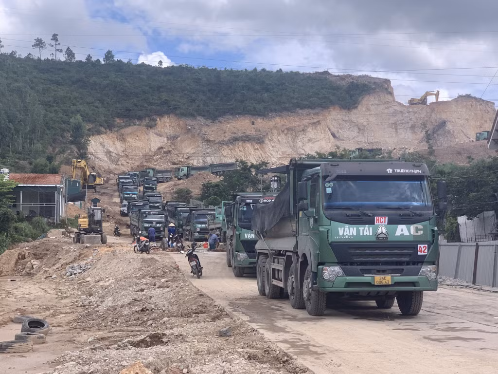 Đoàn xe "hung thần" lên đến hàng chục chiếc này bị người dân chặn lại không cho lưu thông vì mất ATGT và gây ảnh hưởng nghiêm trọng đến sinh hoạt của người dân trên địa bàn. Ảnh chụp ngày 18/9/2025.