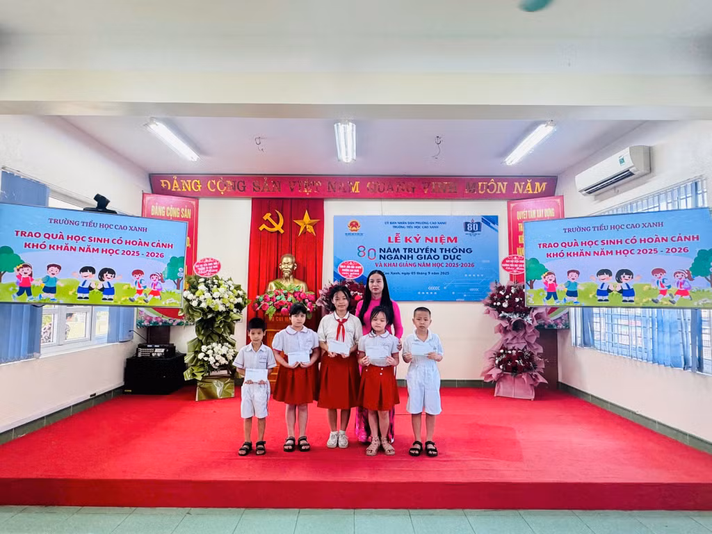 Tổng giá trị các phần quà mà Công ty trao tặng nhân dịp năm học mới 2025-2026 là gần 200 triệu đồng.
