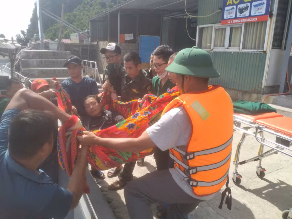 Đồn Biên phòng Cô Tô phối hợp cùng các lực lượng đưa nạn nhân lên bờ. Ảnh: Đơn vị cung cấp