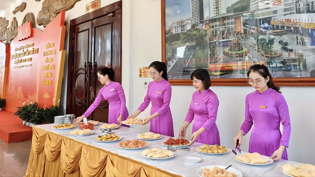 Nhân viên lễ tân phục vụ hậu cần chu đáo tại Đại hội.